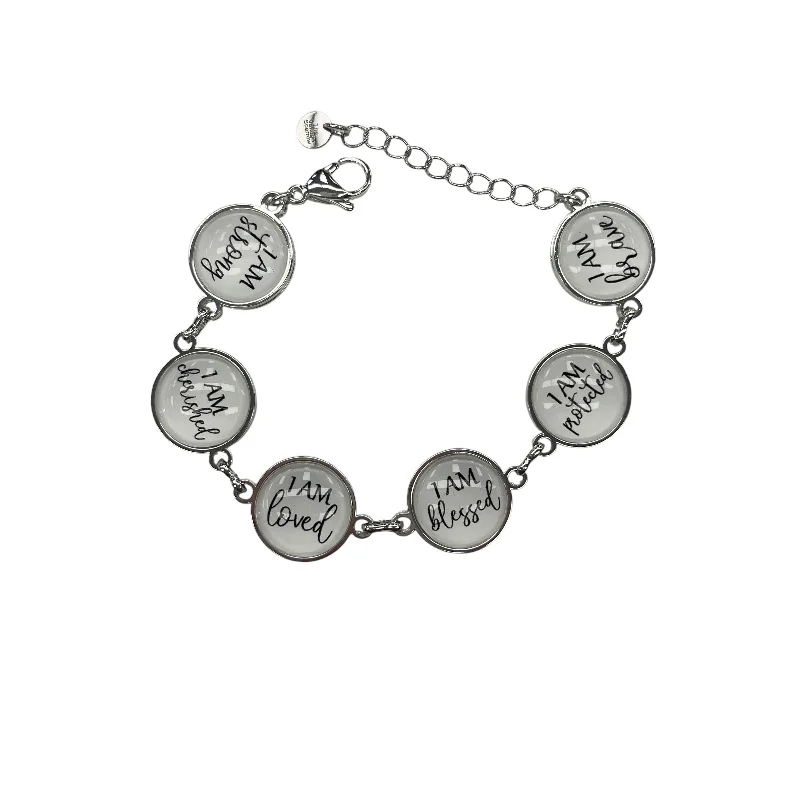 Bracelet Charm By Clothes Mentor In Silver